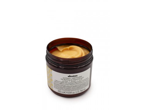 DAVINES Alchemic Golden kondicionierius skirtas natūralioms ar dažytoms auksinėms ir medaus atspalvio blondinėms, 250ml DAVINES Alchemic Golden kondicionierius skirtas natūralioms ar dažytoms auksinėms ir medaus atspalvio blondinėms, 250ml